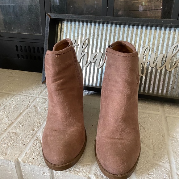 Size 7 like new booties - Picture 1 of 2